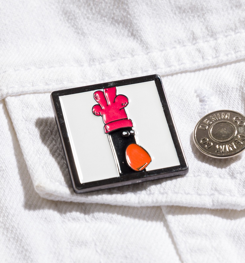An image of Wallace & Gromit Feathers McGraw Pin Badge