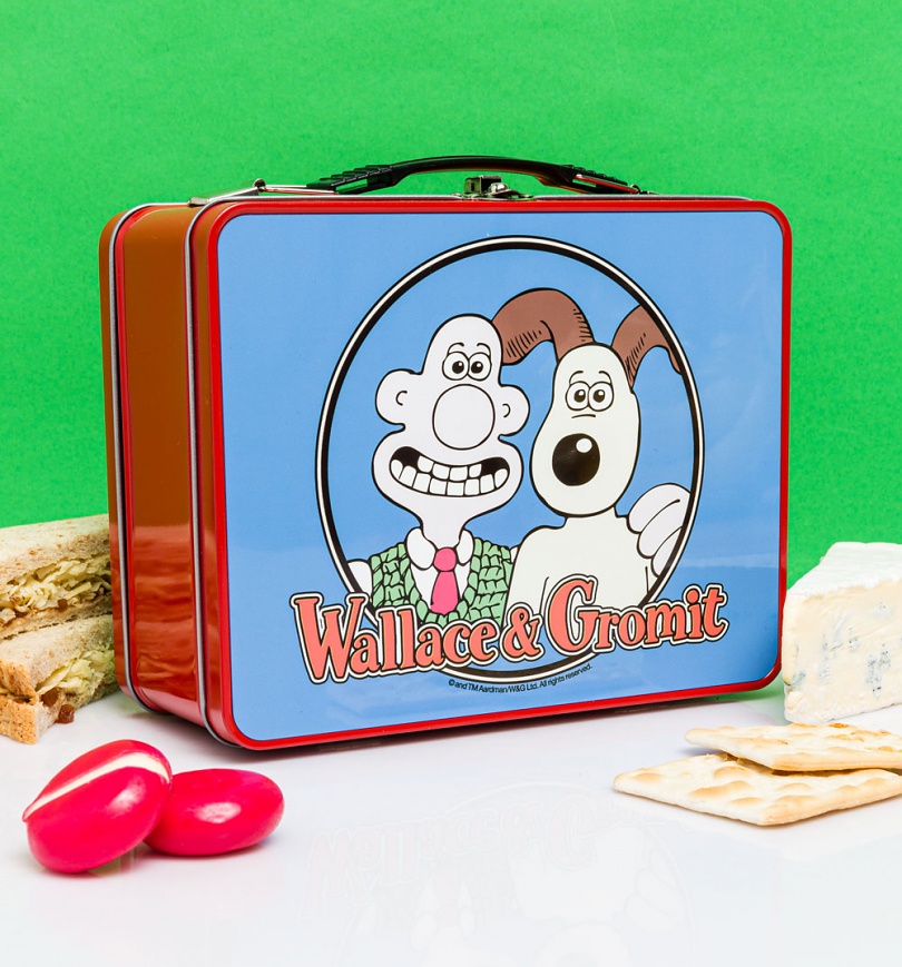 An image of Wallace & Gromit Retro Red Metal Lunch Box